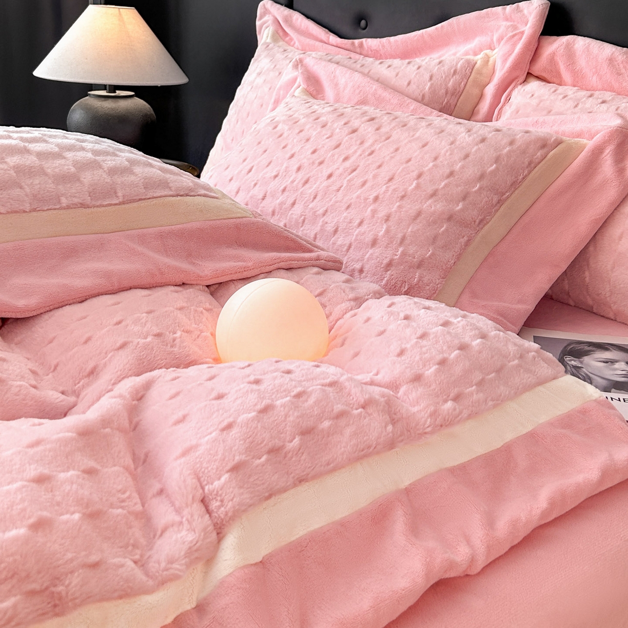 91家纺网 家纺一手货源 找家纺 佳品居 2025新款11斤重加厚兔毛绒轻奢摩卡系列牛奶绒双拼角四件套 摩卡-胭脂粉