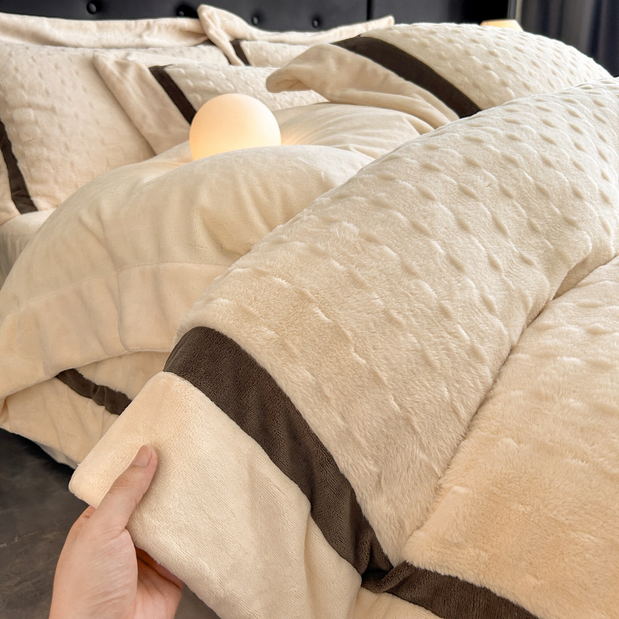 91家纺网 家纺一手货源 找家纺 佳品居 2025新款11斤重加厚兔毛绒轻奢摩卡系列牛奶绒双拼角四件套 摩卡-奶白
