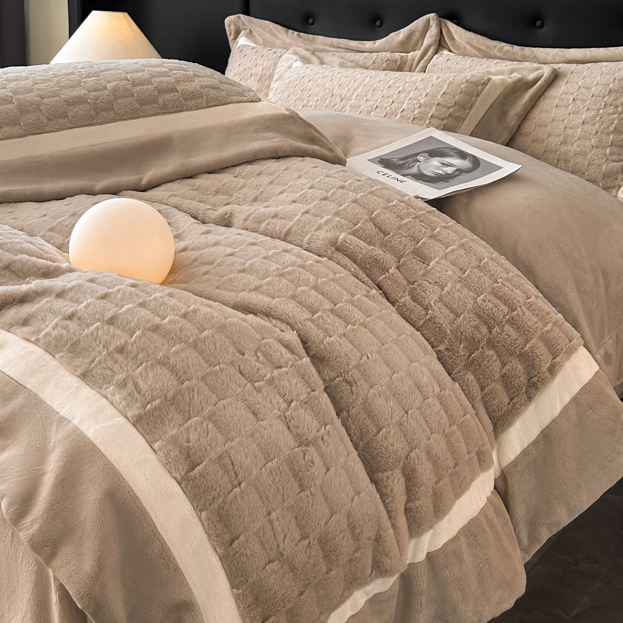 91家纺网 家纺一手货源 找家纺 佳品居 2025新款11斤重加厚兔毛绒轻奢摩卡系列牛奶绒双拼角四件套 摩卡-奶咖