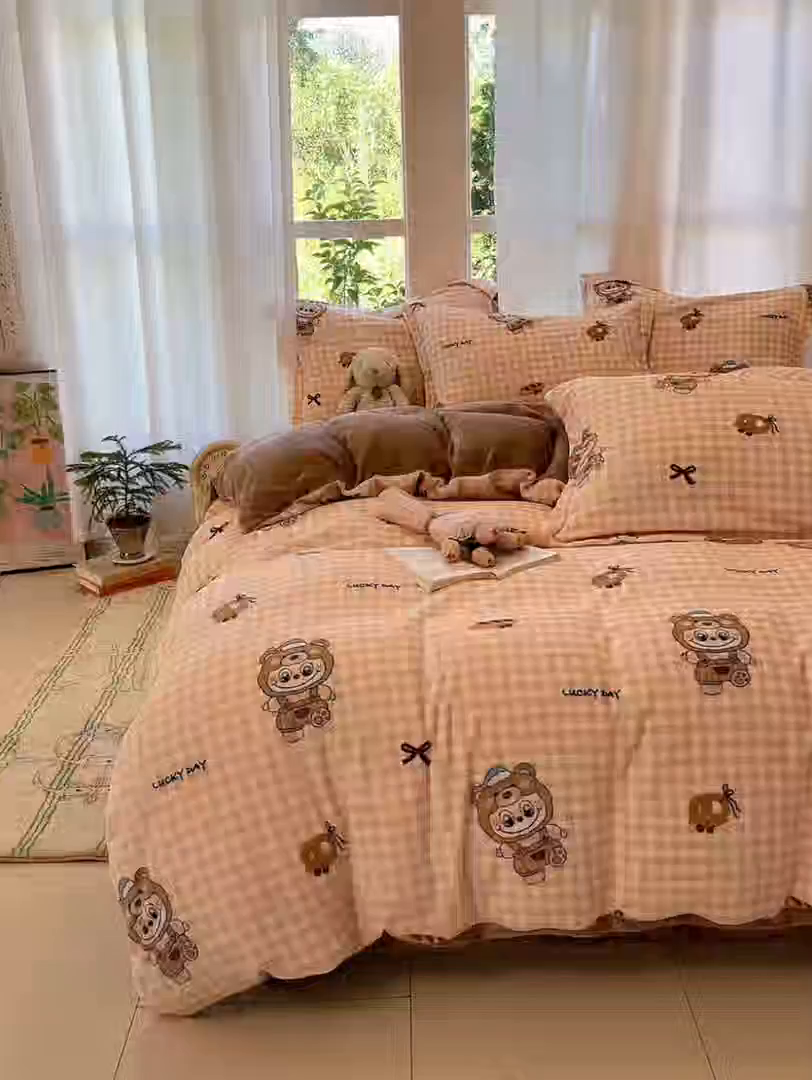 91家纺网 家纺一手货源 找家纺 柒月家居 2025新款加厚200克牛奶绒四件套 格格布布