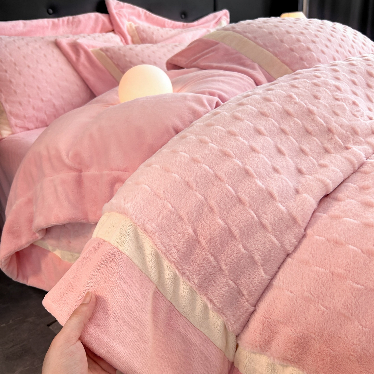 91家纺网 家纺一手货源 找家纺 佳品居 2025新款11斤重加厚兔毛绒轻奢摩卡系列牛奶绒双拼角四件套 摩卡-胭脂粉