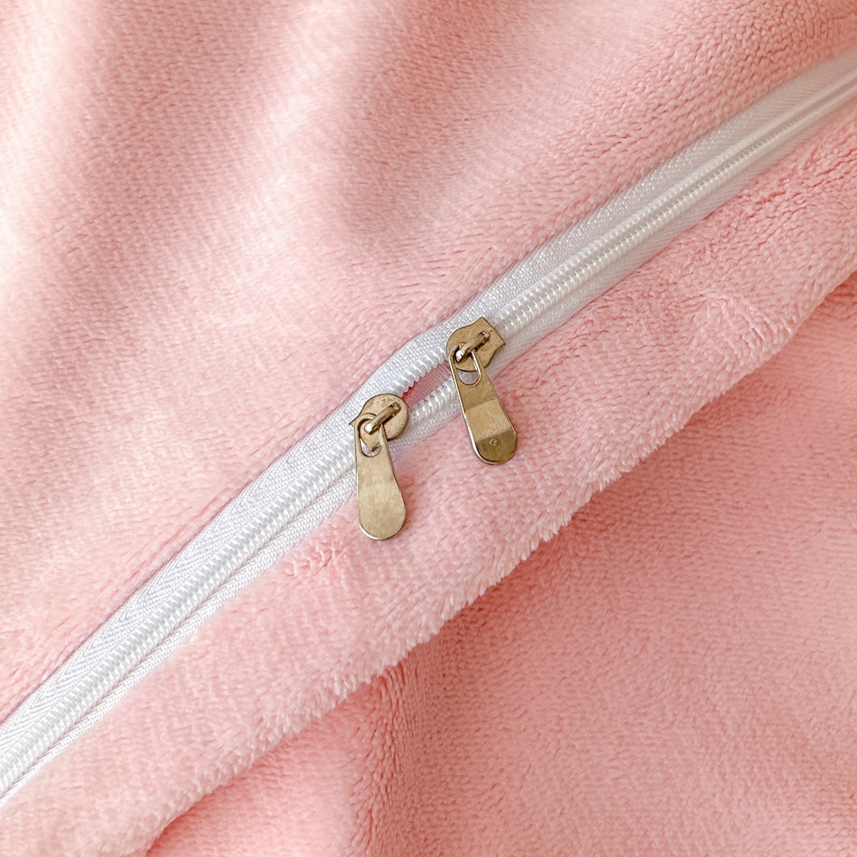 91家纺网 家纺一手货源 找家纺 佳品居 2025新款11斤重加厚兔毛绒轻奢摩卡系列牛奶绒双拼角四件套 摩卡-胭脂粉