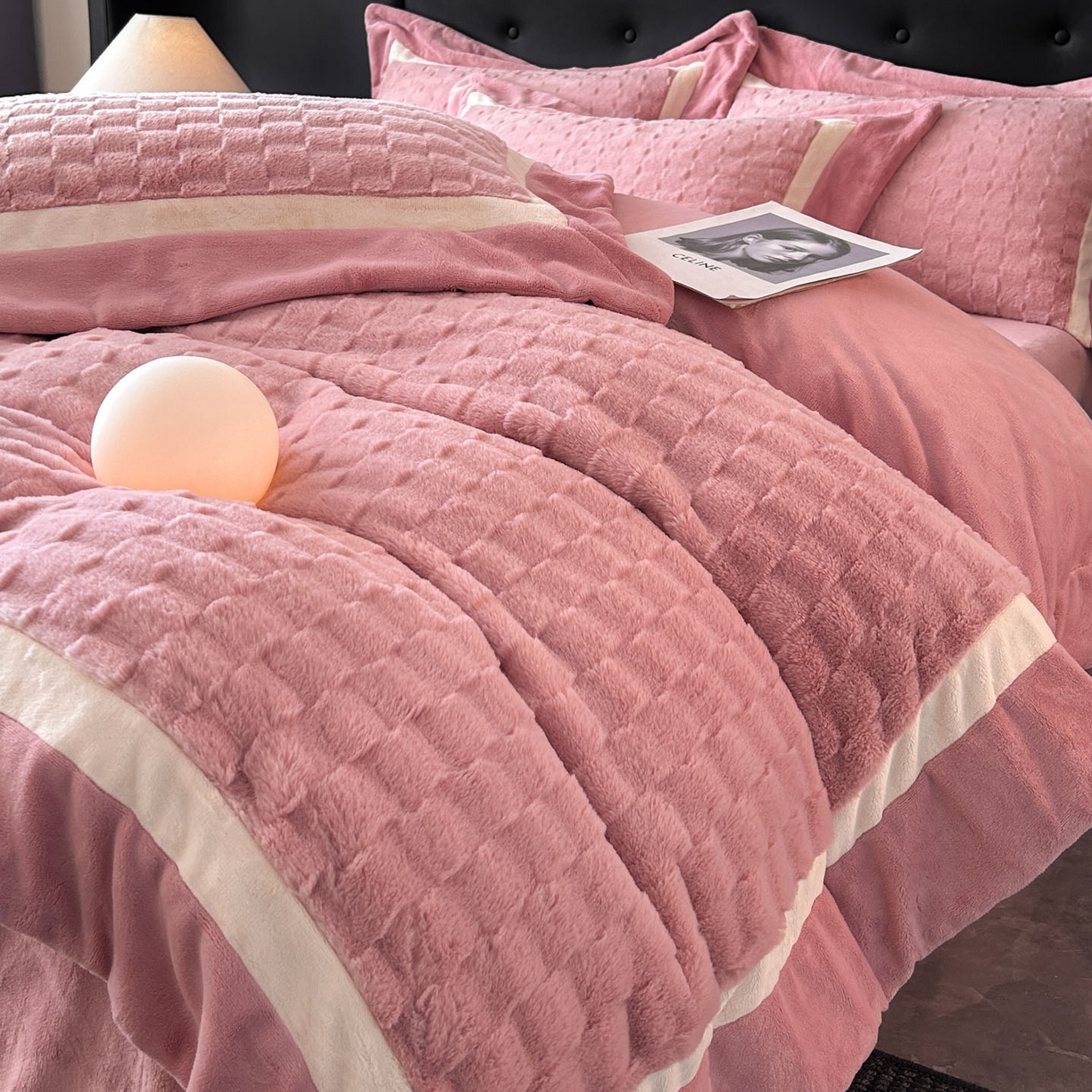 91家纺网 家纺一手货源 找家纺 佳品居 2025新款11斤重加厚兔毛绒轻奢摩卡系列牛奶绒双拼角四件套 摩卡-樱花粉