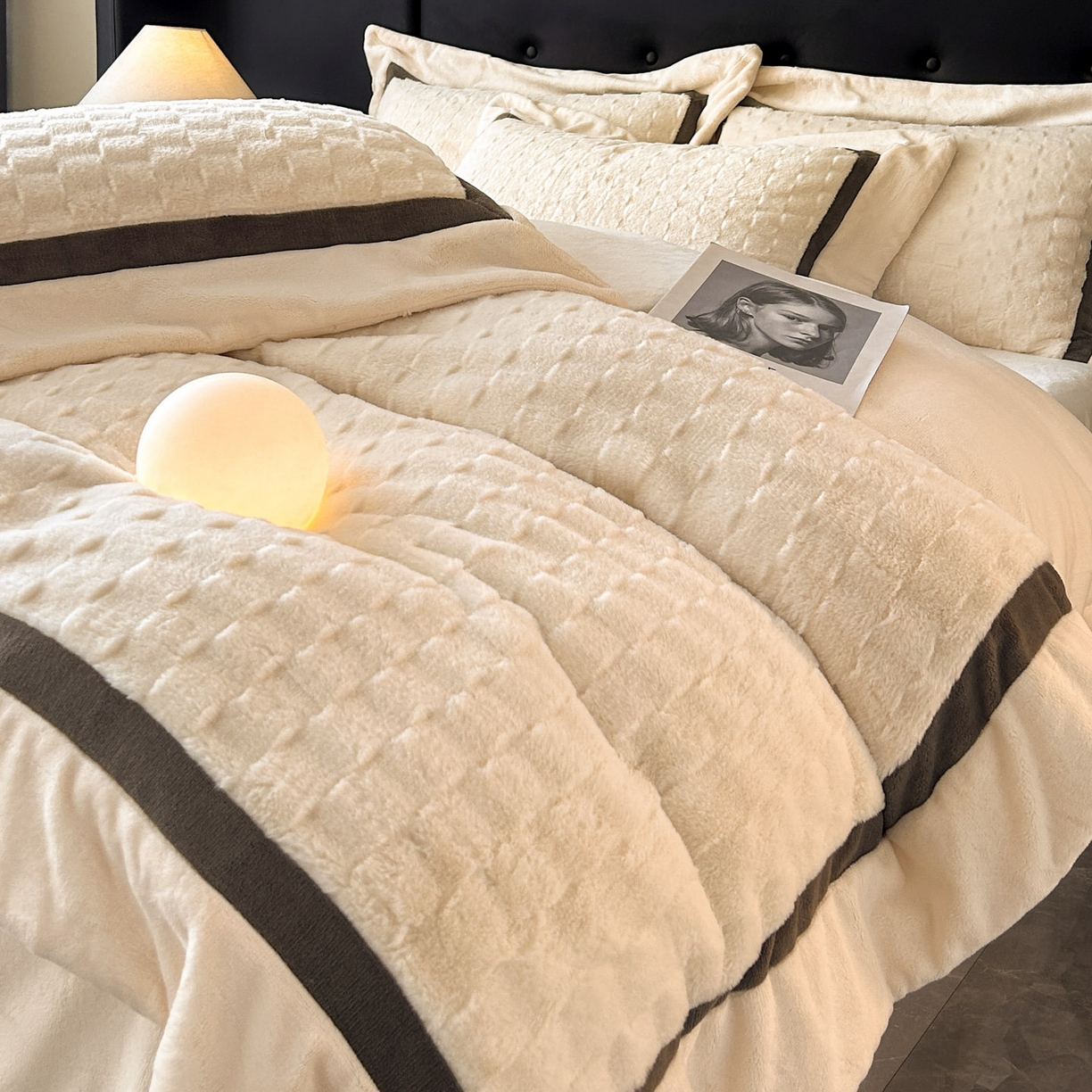 91家纺网 家纺一手货源 找家纺 佳品居 2025新款11斤重加厚兔毛绒轻奢摩卡系列牛奶绒双拼角四件套 摩卡-奶白