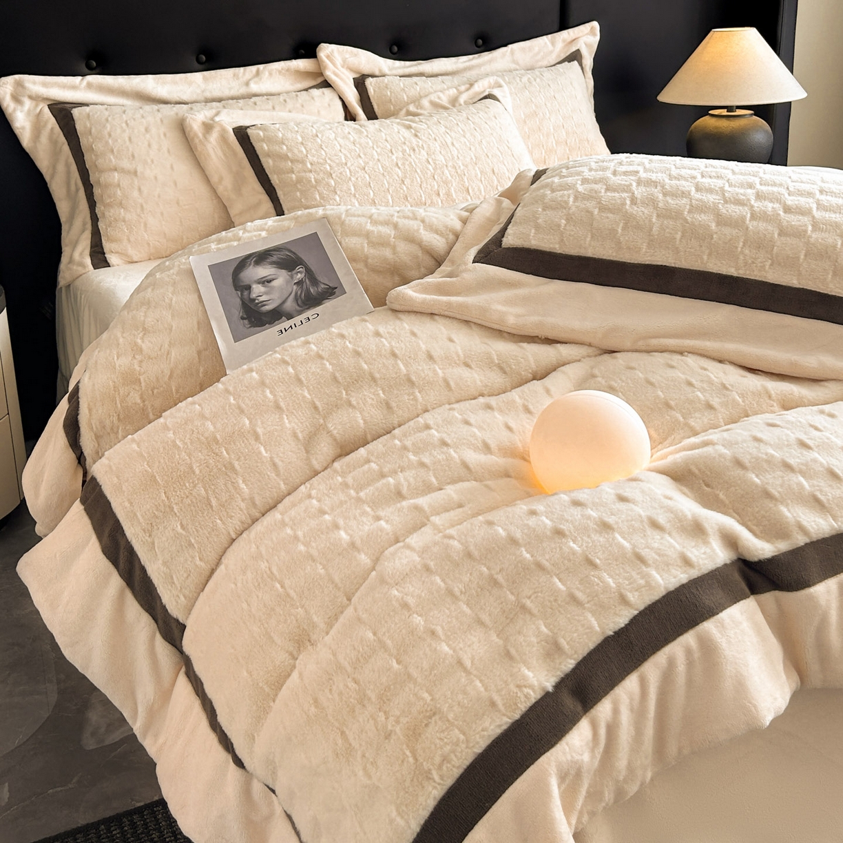 91家纺网 家纺一手货源 找家纺 佳品居 2025新款11斤重加厚兔毛绒轻奢摩卡系列牛奶绒双拼角四件套 摩卡-奶白