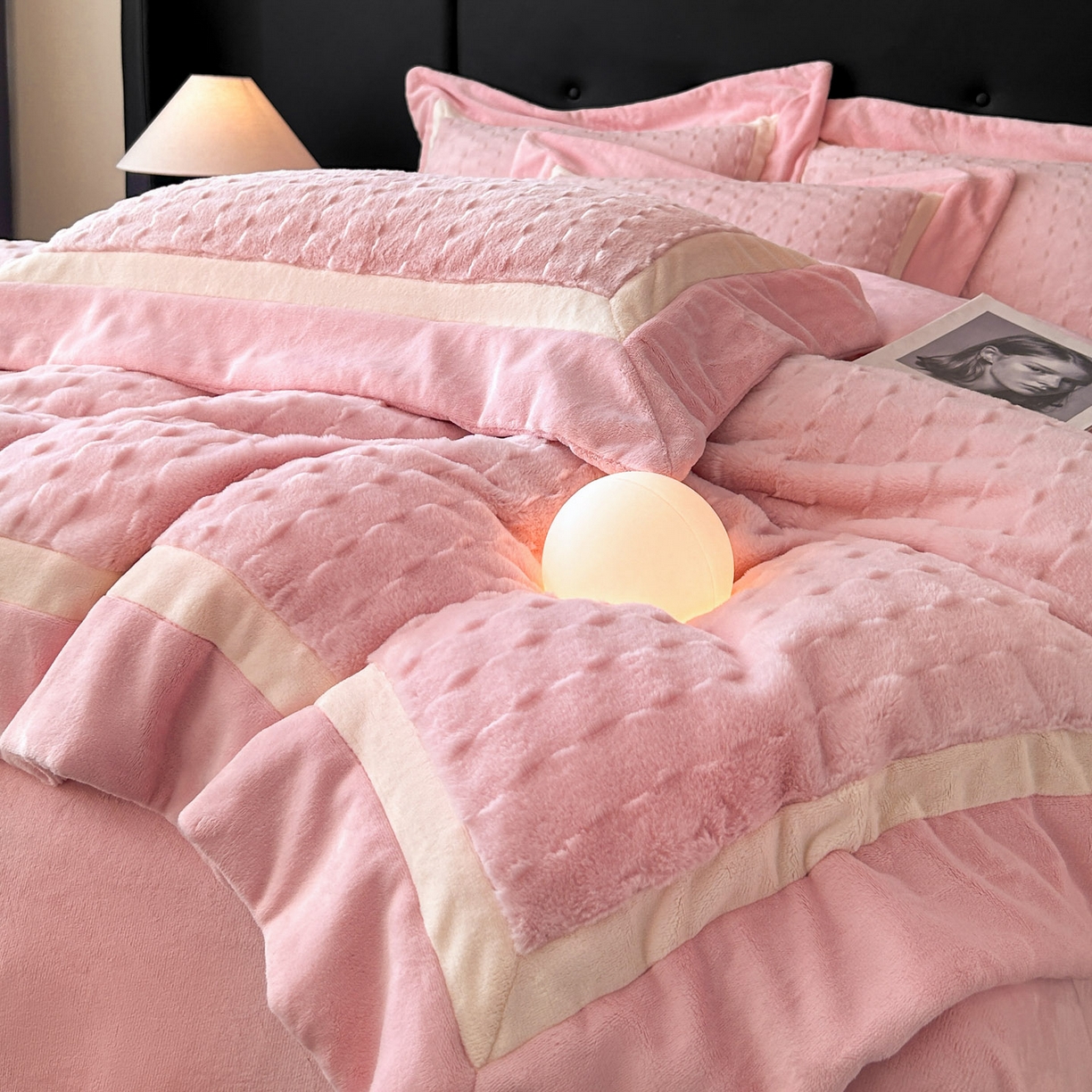 91家纺网 家纺一手货源 找家纺 佳品居 2025新款11斤重加厚兔毛绒轻奢摩卡系列牛奶绒双拼角四件套 摩卡-胭脂粉