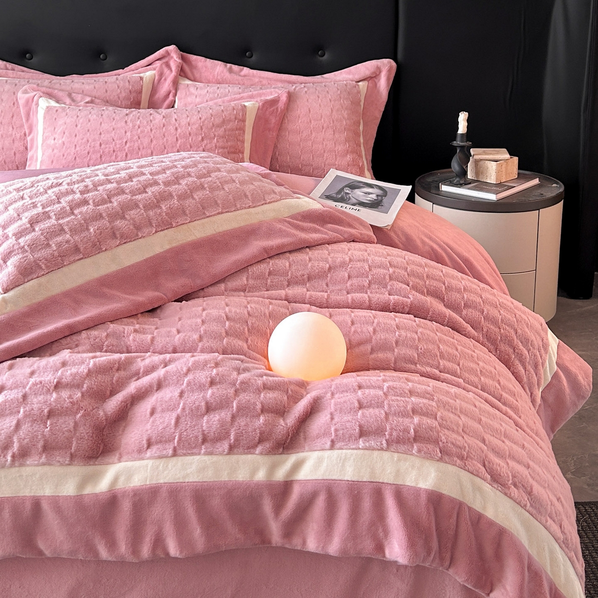 91家纺网 家纺一手货源 找家纺 佳品居 2025新款11斤重加厚兔毛绒轻奢摩卡系列牛奶绒双拼角四件套 摩卡-樱花粉