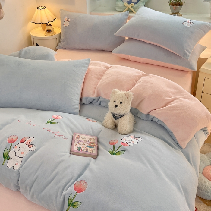 91家纺网 家纺一手货源 找家纺 利欧 2025新款满绣卡通牛奶绒刺绣四件套 鲜花小兔-天蓝