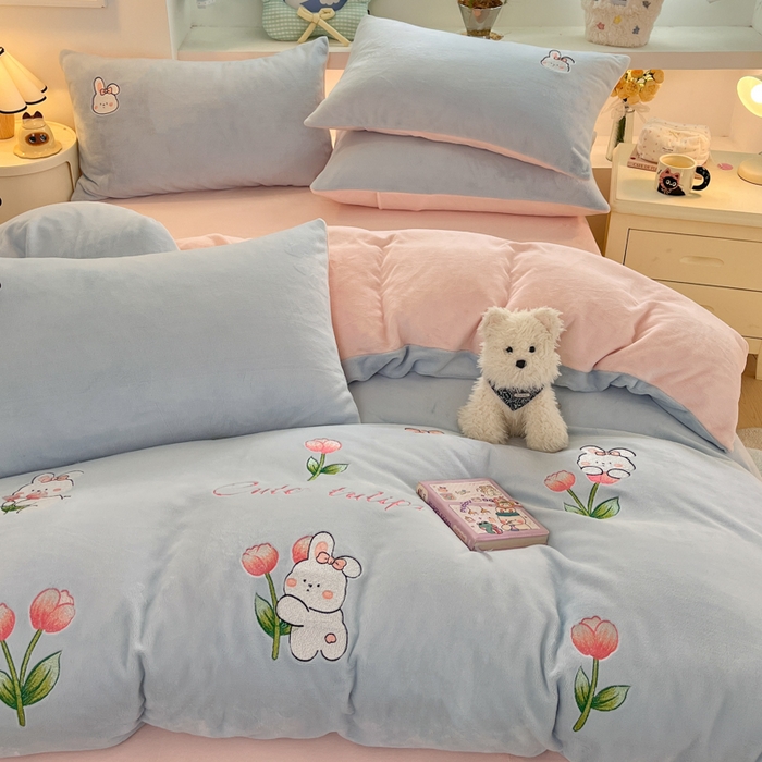 91家纺网 家纺一手货源 找家纺 利欧 2025新款满绣卡通牛奶绒刺绣四件套 鲜花小兔-天蓝