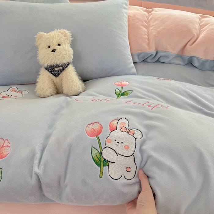 91家纺网 家纺一手货源 找家纺 利欧 2025新款满绣卡通牛奶绒刺绣四件套 鲜花小兔-天蓝