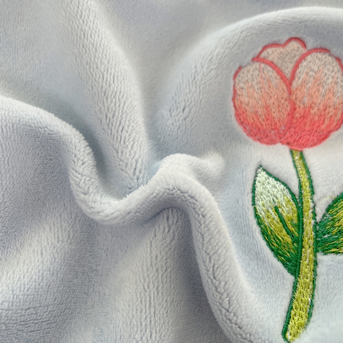 91家纺网 家纺一手货源 找家纺 利欧 2025新款满绣卡通牛奶绒刺绣四件套 鲜花小兔-天蓝