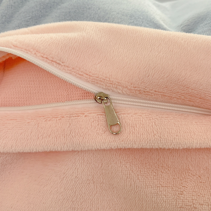 91家纺网 家纺一手货源 找家纺 利欧 2025新款满绣卡通牛奶绒刺绣四件套 鲜花小兔-天蓝