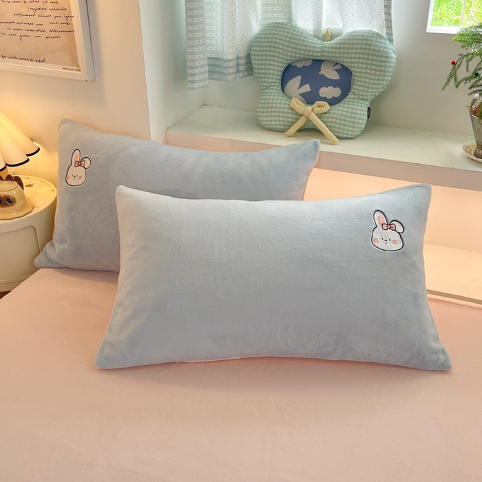 91家纺网 家纺一手货源 找家纺 利欧 2025新款满绣卡通牛奶绒刺绣四件套 鲜花小兔-天蓝