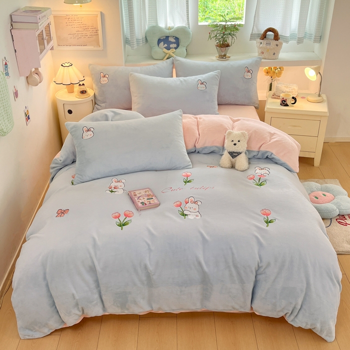 91家纺网 家纺一手货源 找家纺 利欧 2025新款满绣卡通牛奶绒刺绣四件套 鲜花小兔-天蓝