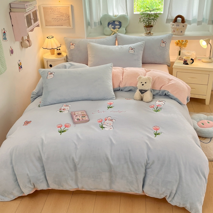 91家纺网 家纺一手货源 找家纺 利欧 2025新款满绣卡通牛奶绒刺绣四件套 鲜花小兔-天蓝