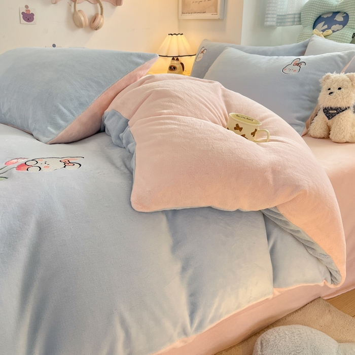 91家纺网 家纺一手货源 找家纺 利欧 2025新款满绣卡通牛奶绒刺绣四件套 鲜花小兔-天蓝