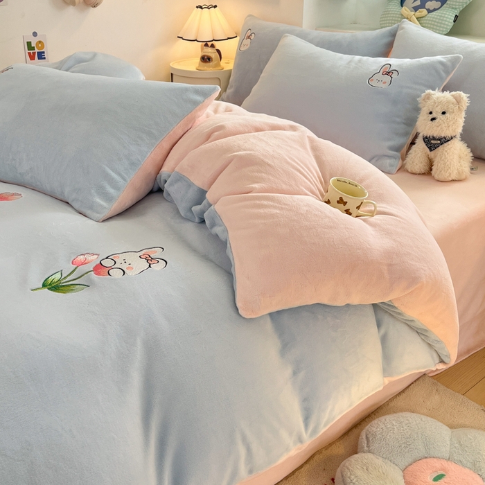 91家纺网 家纺一手货源 找家纺 利欧 2025新款满绣卡通牛奶绒刺绣四件套 鲜花小兔-天蓝