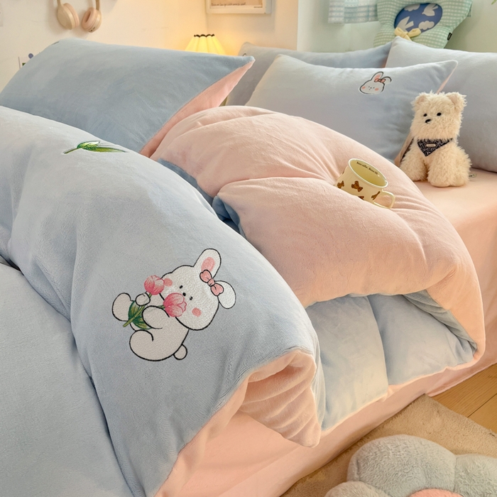 91家纺网 家纺一手货源 找家纺 利欧 2025新款满绣卡通牛奶绒刺绣四件套 鲜花小兔-天蓝