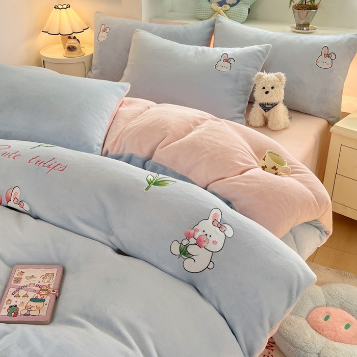 91家纺网 家纺一手货源 找家纺 利欧 2025新款满绣卡通牛奶绒刺绣四件套 鲜花小兔-天蓝