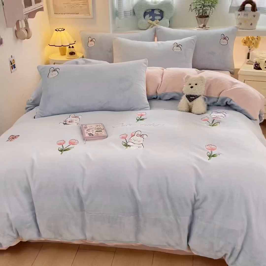 91家纺网 家纺一手货源 找家纺 利欧 2025新款满绣卡通牛奶绒刺绣四件套 鲜花小兔-天蓝