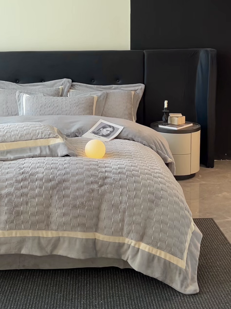 91家纺网 家纺一手货源 找家纺 佳品居 2025新款11斤重加厚兔毛绒轻奢摩卡系列牛奶绒双拼角四件套 摩卡-高级灰