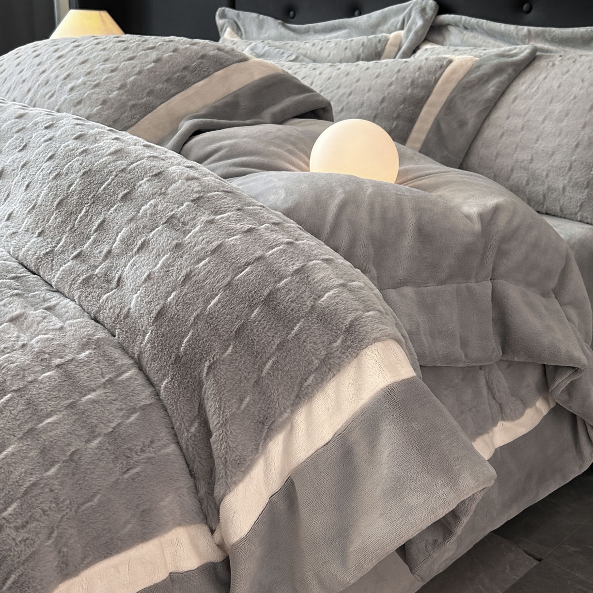 91家纺网 家纺一手货源 找家纺 佳品居 2025新款11斤重加厚兔毛绒轻奢摩卡系列牛奶绒双拼角四件套 摩卡-高级灰