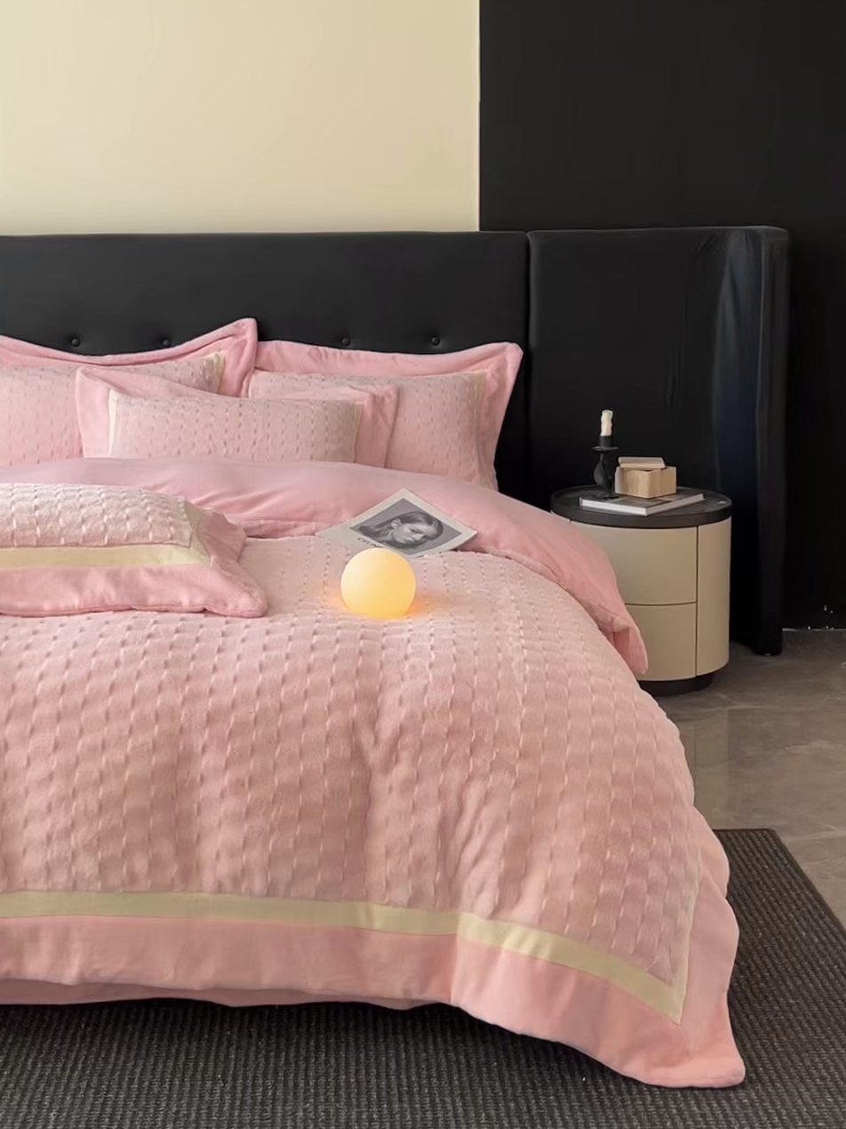 91家纺网 家纺一手货源 找家纺 佳品居 2025新款11斤重加厚兔毛绒轻奢摩卡系列牛奶绒双拼角四件套 摩卡-胭脂粉