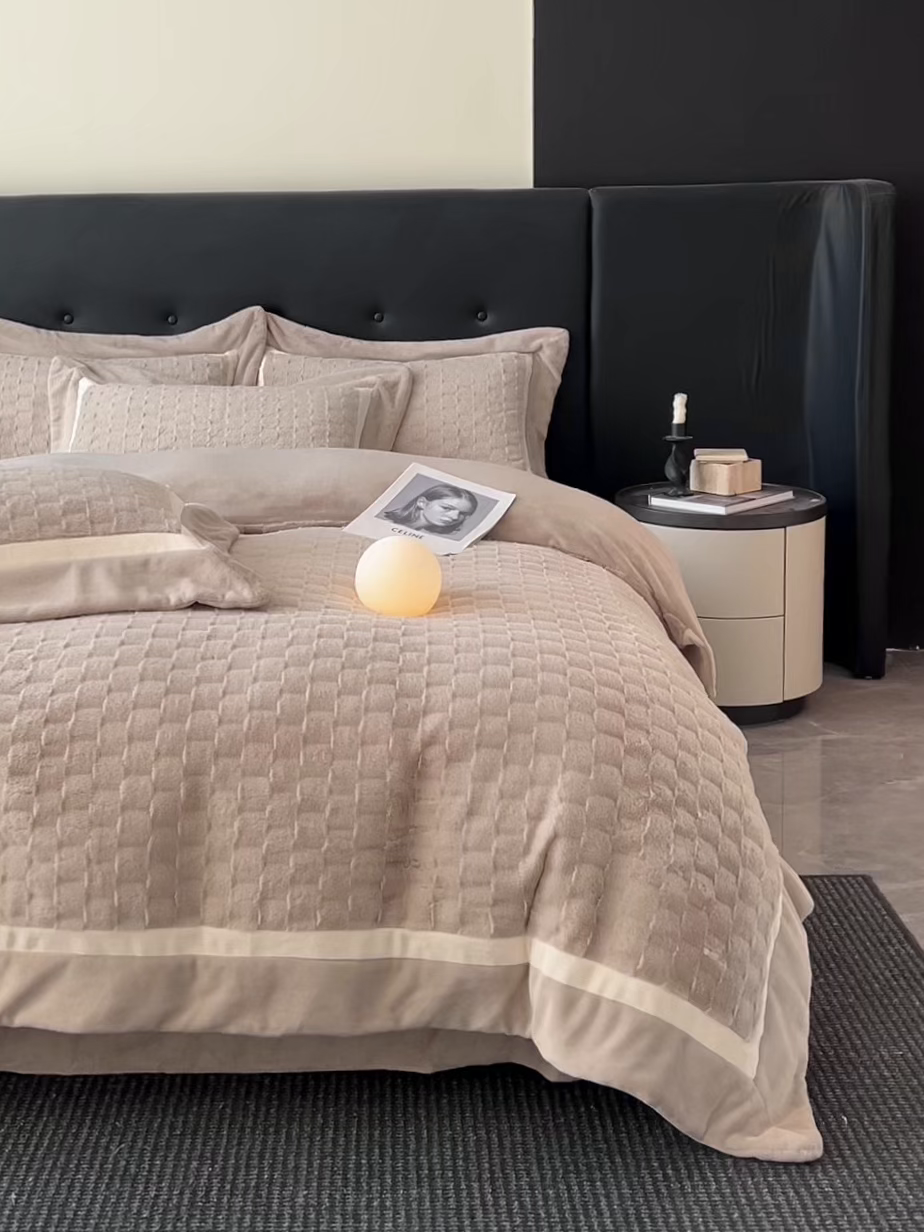 91家纺网 家纺一手货源 找家纺 佳品居 2025新款11斤重加厚兔毛绒轻奢摩卡系列牛奶绒双拼角四件套 摩卡-奶咖