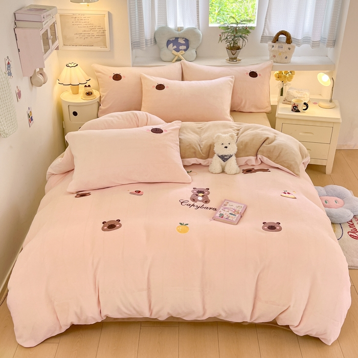 91家纺网 家纺一手货源 找家纺 利欧 2025新款满绣卡通牛奶绒刺绣四件套 卡拉巴皮-粉