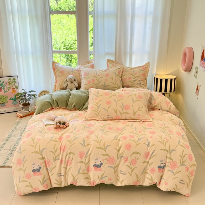 91家纺网 家纺一手货源 找家纺 柒月家居 2025新款加厚200克牛奶绒四件套 花从兔