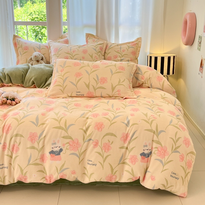 91家纺网 家纺一手货源 找家纺 柒月家居 2025新款加厚200克牛奶绒四件套 花从兔