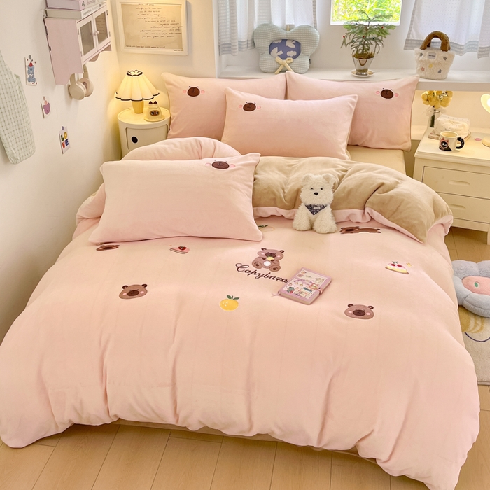 91家纺网 家纺一手货源 找家纺 利欧 2025新款满绣卡通牛奶绒刺绣四件套 卡拉巴皮-粉