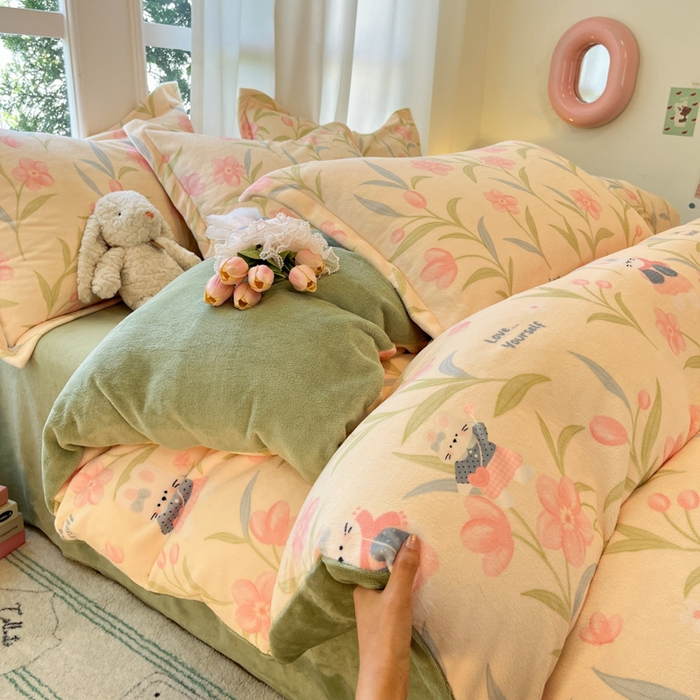 91家纺网 家纺一手货源 找家纺 柒月家居 2025新款加厚200克牛奶绒四件套 花从兔