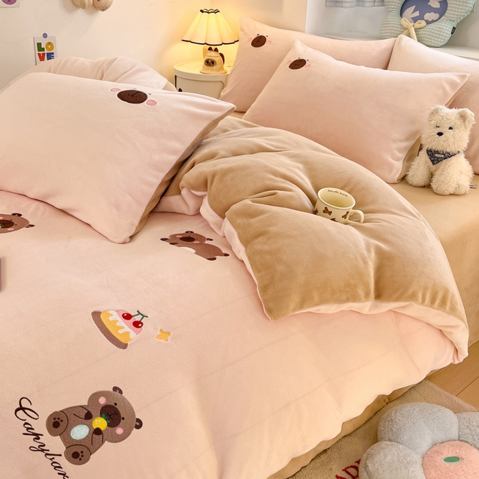 91家纺网 家纺一手货源 找家纺 利欧 2025新款满绣卡通牛奶绒刺绣四件套 卡拉巴皮-粉