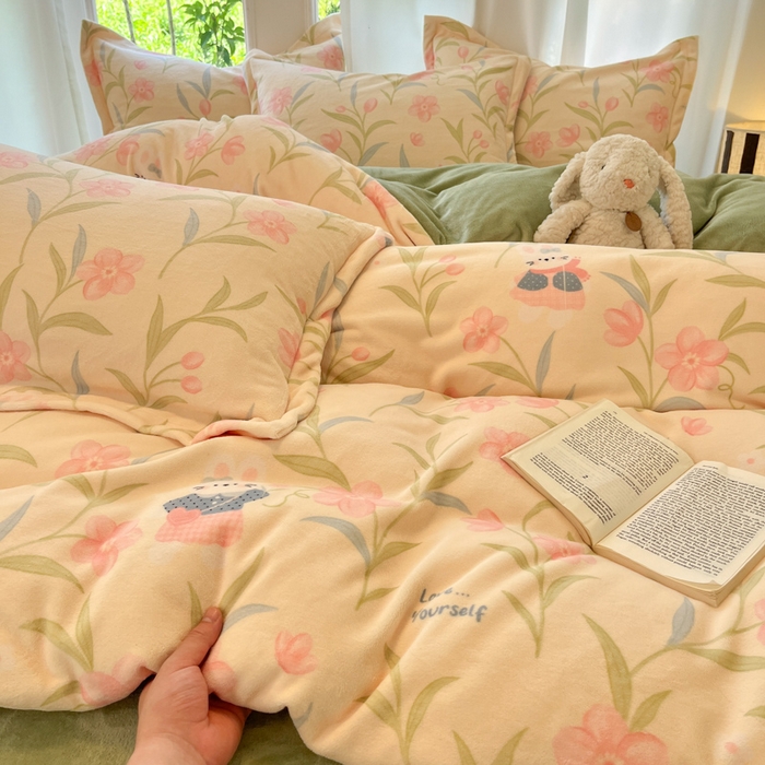 91家纺网 家纺一手货源 找家纺 柒月家居 2025新款加厚200克牛奶绒四件套 花从兔