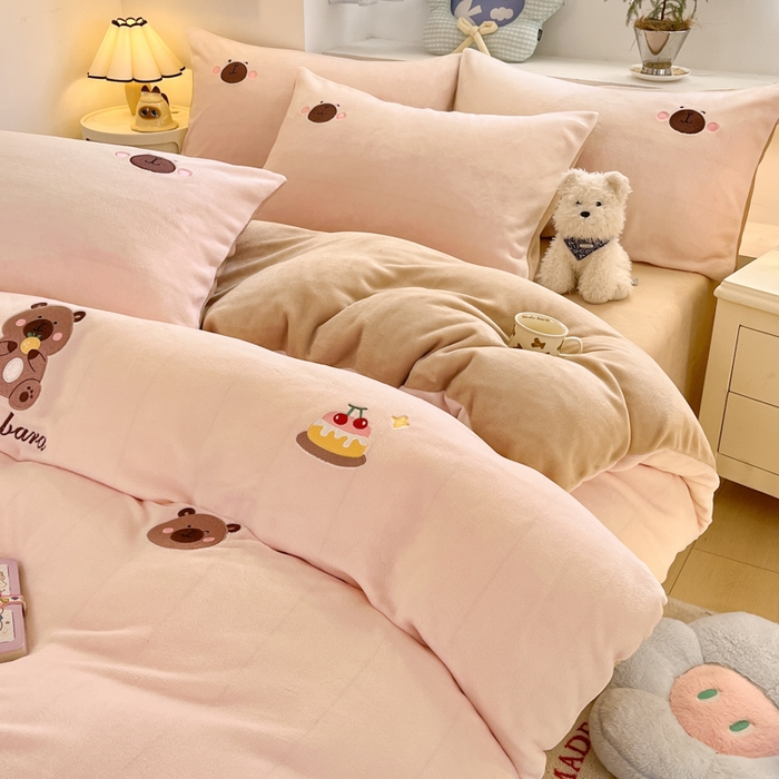 91家纺网 家纺一手货源 找家纺 利欧 2025新款满绣卡通牛奶绒刺绣四件套 卡拉巴皮-粉