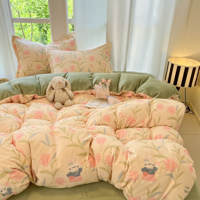 91家纺网 家纺一手货源 找家纺 柒月家居 2025新款加厚200克牛奶绒四件套 花从兔