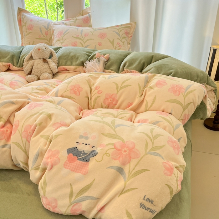 91家纺网 家纺一手货源 找家纺 柒月家居 2025新款加厚200克牛奶绒四件套 花从兔