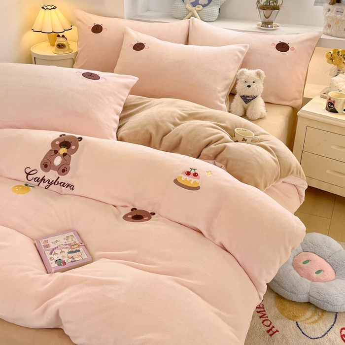 91家纺网 家纺一手货源 找家纺 利欧 2025新款满绣卡通牛奶绒刺绣四件套 卡拉巴皮-粉