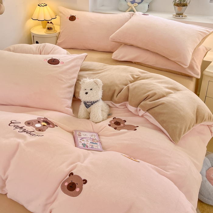 91家纺网 家纺一手货源 找家纺 利欧 2025新款满绣卡通牛奶绒刺绣四件套 卡拉巴皮-粉