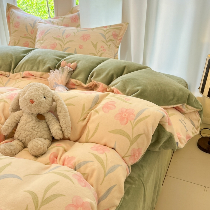 91家纺网 家纺一手货源 找家纺 柒月家居 2025新款加厚200克牛奶绒四件套 花从兔