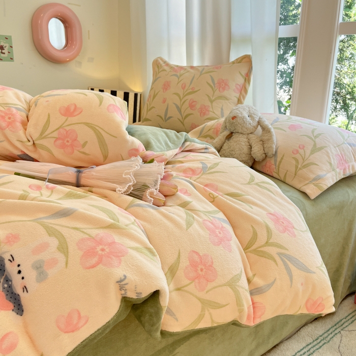 91家纺网 家纺一手货源 找家纺 柒月家居 2025新款加厚200克牛奶绒四件套 花从兔