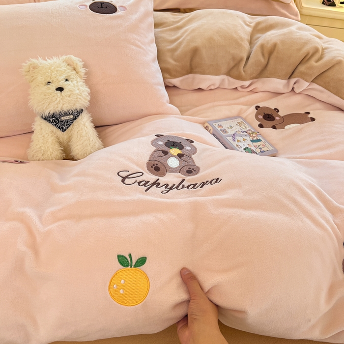 91家纺网 家纺一手货源 找家纺 利欧 2025新款满绣卡通牛奶绒刺绣四件套 卡拉巴皮-粉