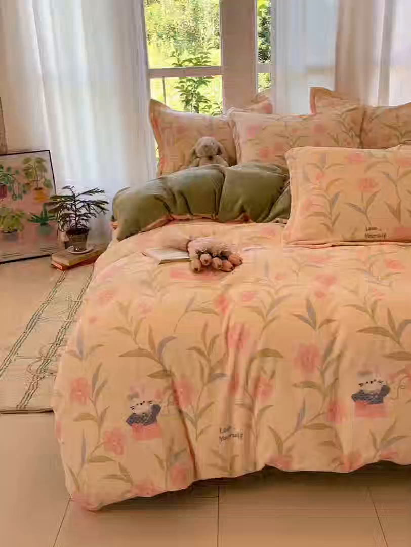 91家纺网 家纺一手货源 找家纺 柒月家居 2025新款加厚200克牛奶绒四件套 花从兔