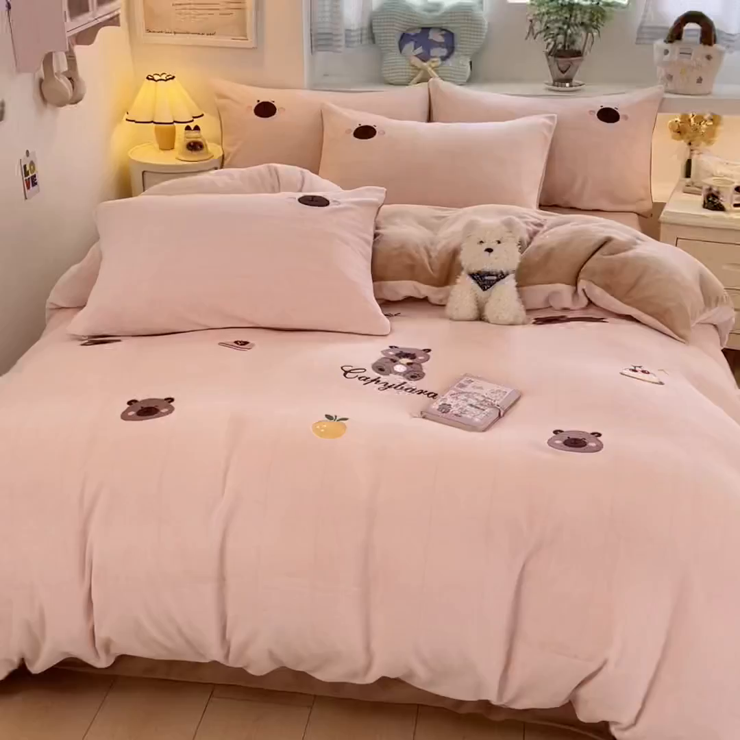 91家纺网 家纺一手货源 找家纺 利欧 2025新款满绣卡通牛奶绒刺绣四件套 卡拉巴皮-粉