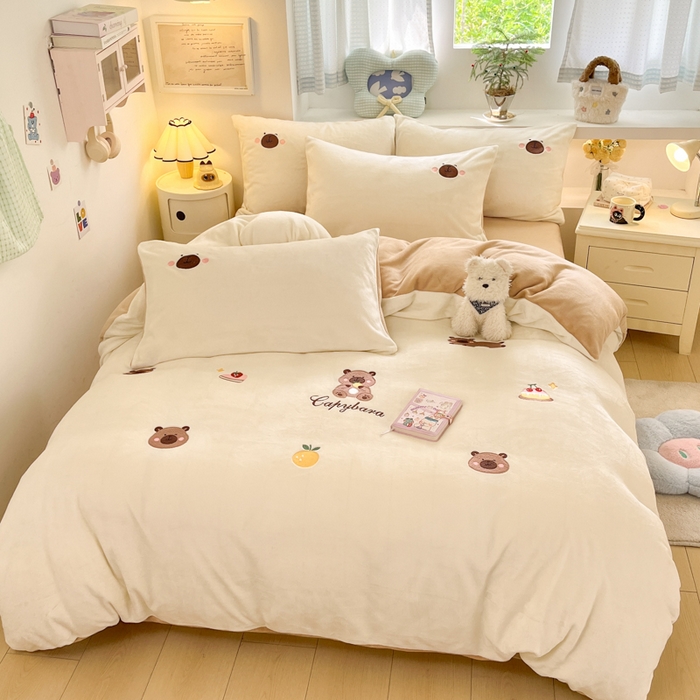 91家纺网 家纺一手货源 找家纺 利欧 2025新款满绣卡通牛奶绒刺绣四件套 卡拉巴皮-米黄