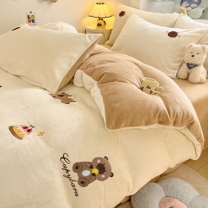 91家纺网 家纺一手货源 找家纺 利欧 2025新款满绣卡通牛奶绒刺绣四件套 卡拉巴皮-米黄