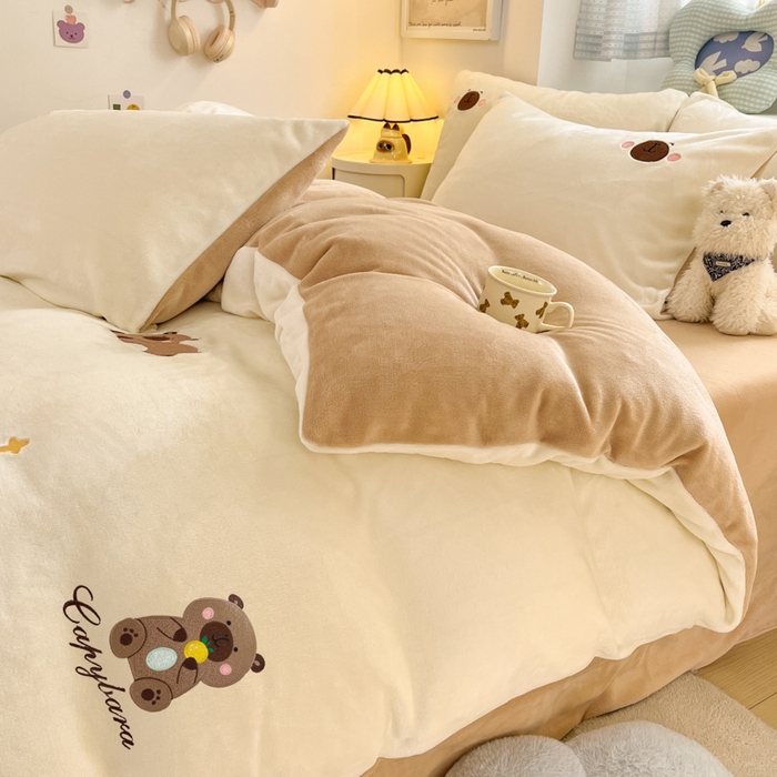 91家纺网 家纺一手货源 找家纺 利欧 2025新款满绣卡通牛奶绒刺绣四件套 卡拉巴皮-米黄