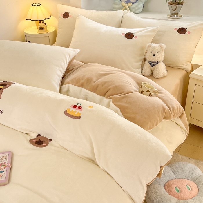 91家纺网 家纺一手货源 找家纺 利欧 2025新款满绣卡通牛奶绒刺绣四件套 卡拉巴皮-米黄