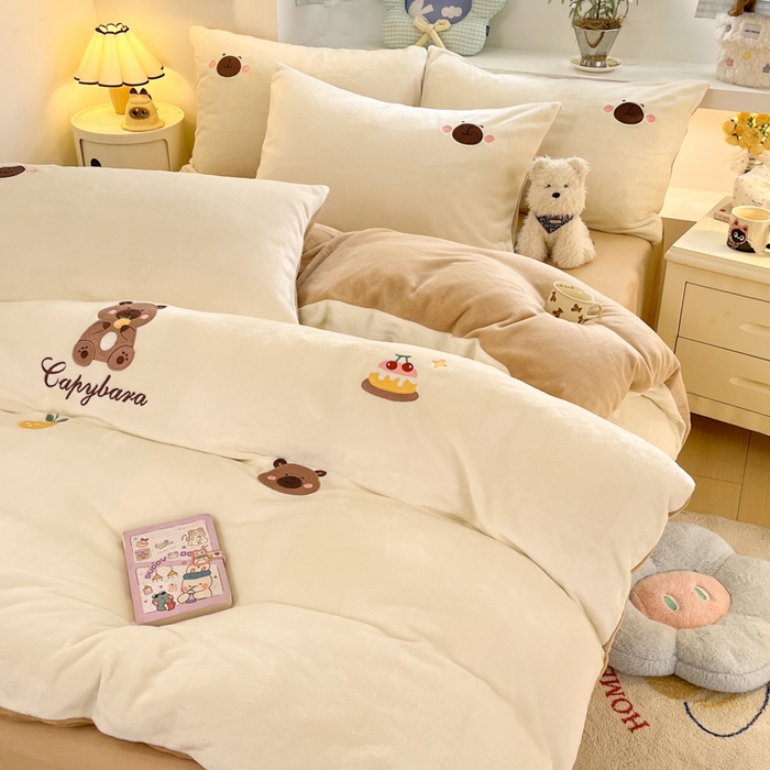 91家纺网 家纺一手货源 找家纺 利欧 2025新款满绣卡通牛奶绒刺绣四件套 卡拉巴皮-米黄